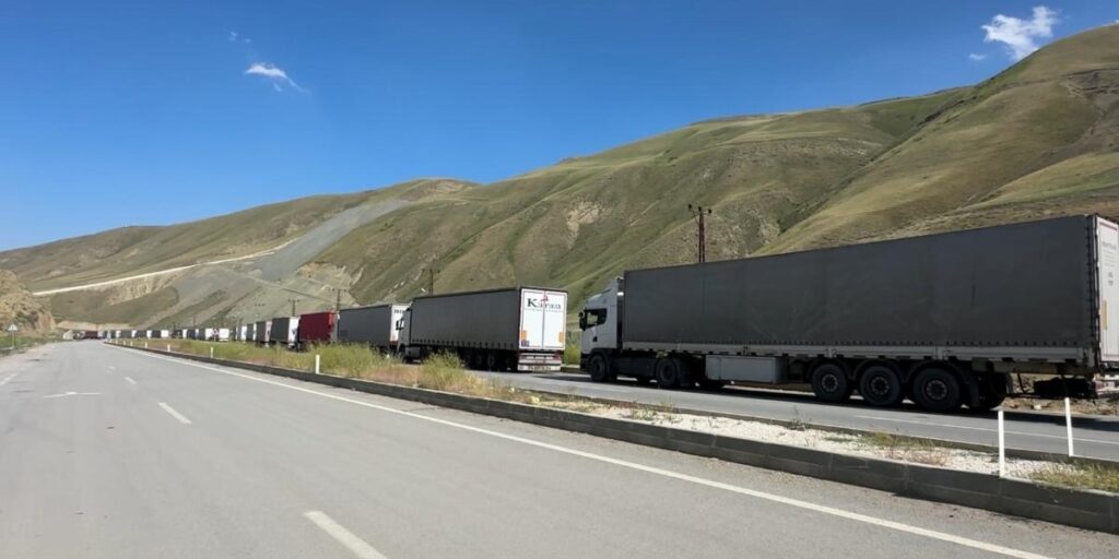 İran-İsrail gerginliği: Yüksekova Esendere Gümrük Kapısı’nda 2 kilometre tır kuyruğu oluştu
