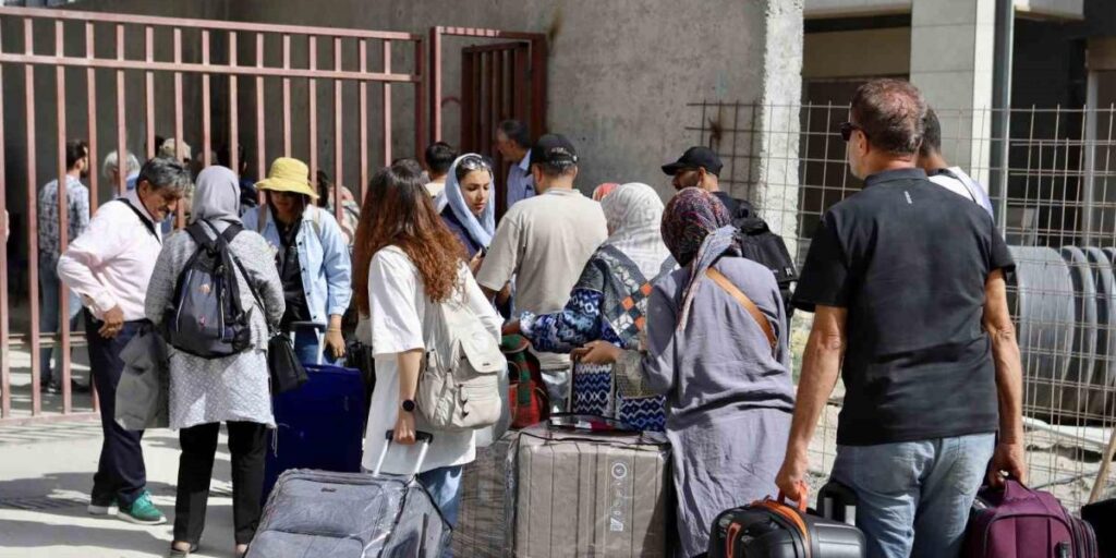 İranlılar Gürbulak Sınır Kapısı’na akın etti: “Savaştan korkmuyoruz, vatanımıza sahip çıkacağız”