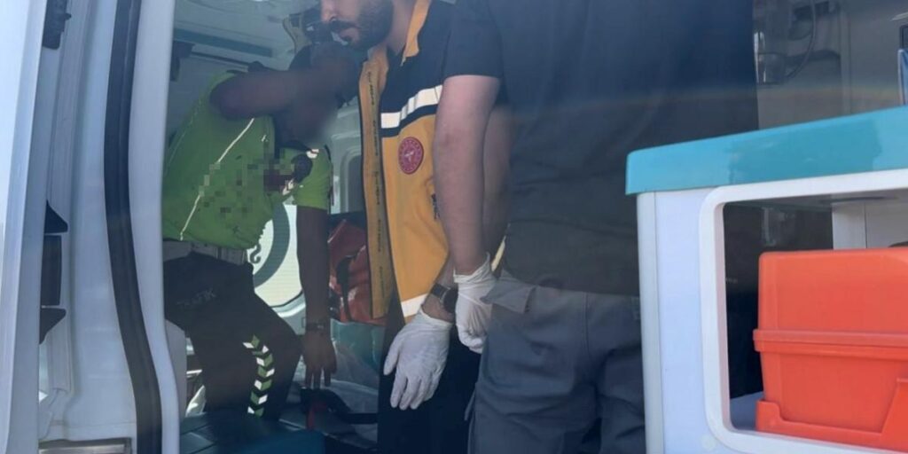 Kamyonet, polis aracına çarptı: 2 polis yaralandı