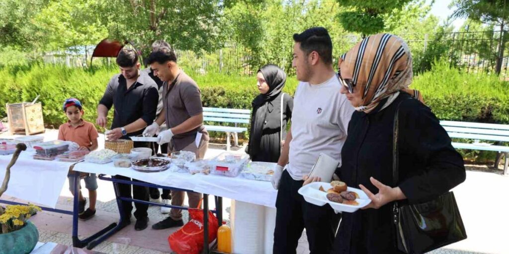 Karnelerini aldılar, yardım için okulu terk etmediler