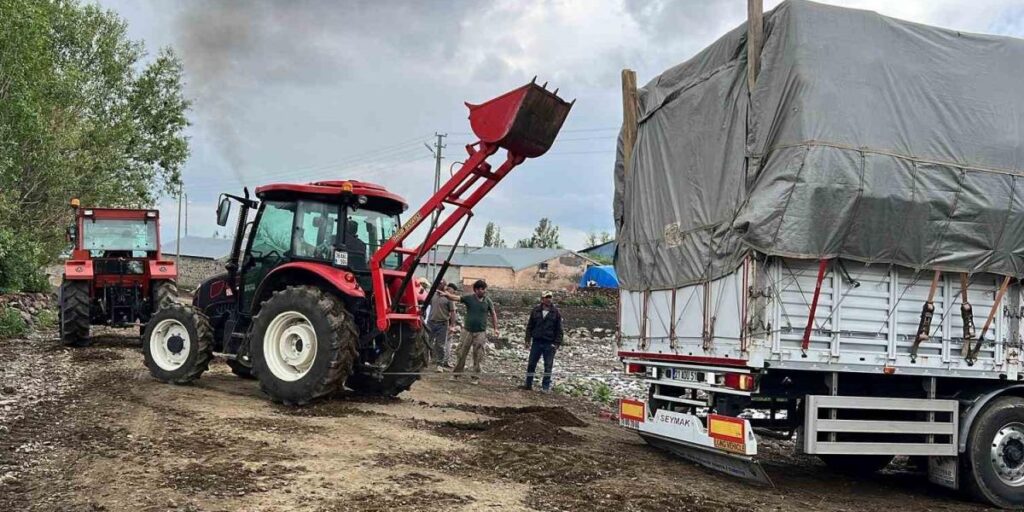 Kars’ta çamura saplanan tır köylülerin yardımıyla kurtarıldı