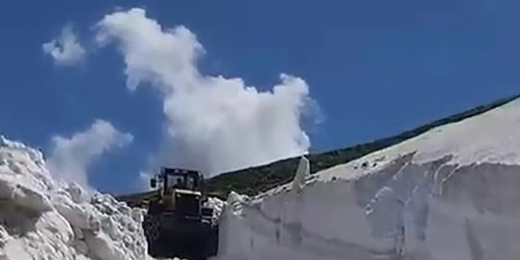 Kars’ta, haziran ayının ortasında karla mücadele