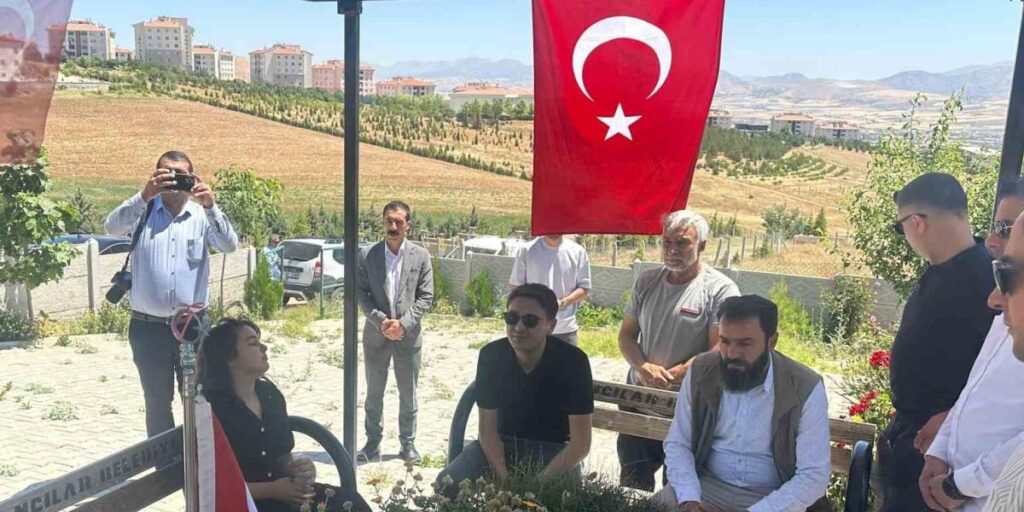 Kaymakam Dilekli’den duygusal veda: Şehit Yusuf Ataş’ın mezarı başında helallik aldı