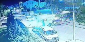 Kontrolden çıkan motosiklet otomobilin altına girdi