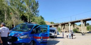 Köprüden nehre atlayan yaşlı adamı tekne turu yapanlar kurtardı