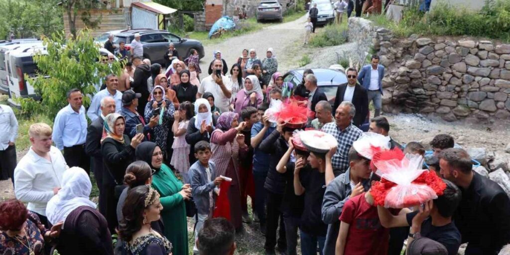 Köyde geleneksel düğün coşkusu