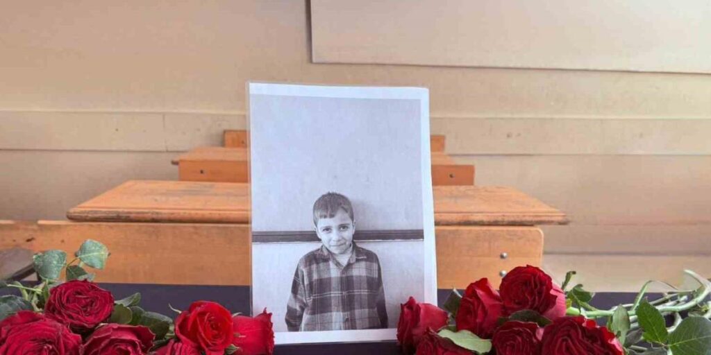 Maganda kurşunuyla ölen öğrencinin masasına gül bırakıldı