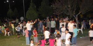 Mahalleliyi parka toplayan muhtar sürpriz yaptı