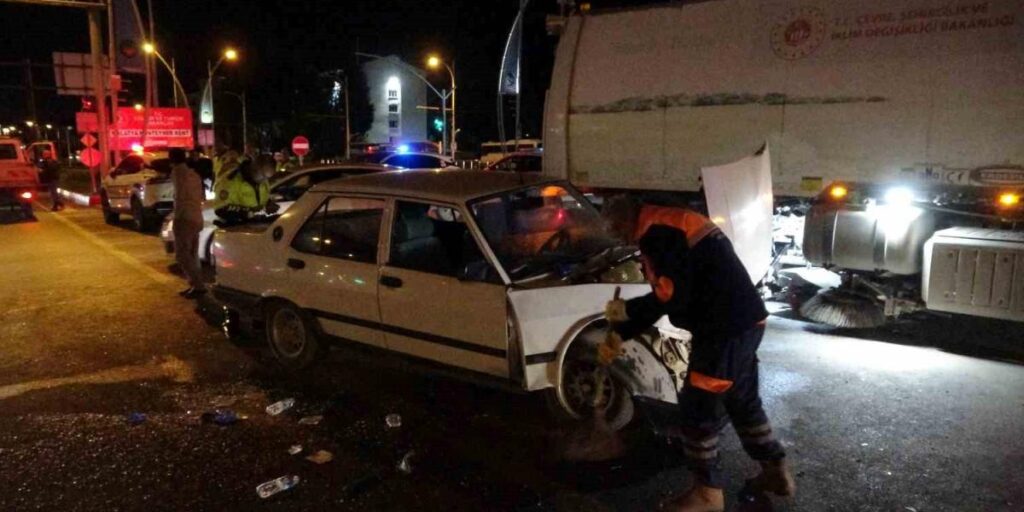 Malatya’da iki aracın karıştığı kazada ortalık savaş alanına döndü: 4 yaralı