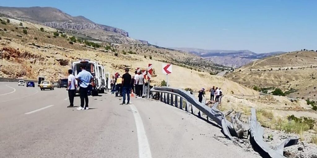 Malatya’da otomobil bariyerlere çarparak takla attı: 1 ölü, 2 yaralı