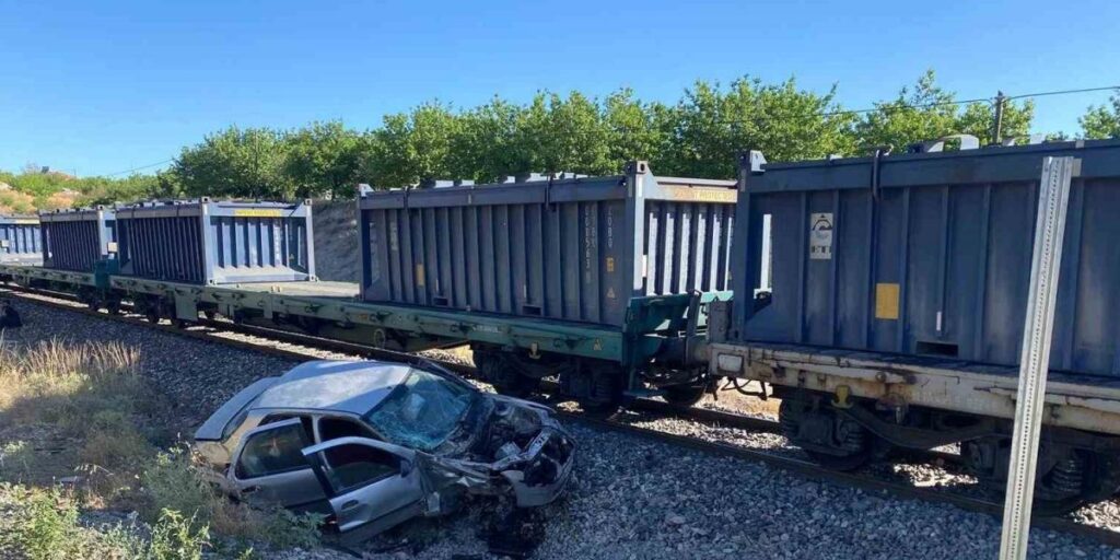 Malatya’da yük treni hemzemin geçitte otomobile çarptı: 5 yaralı