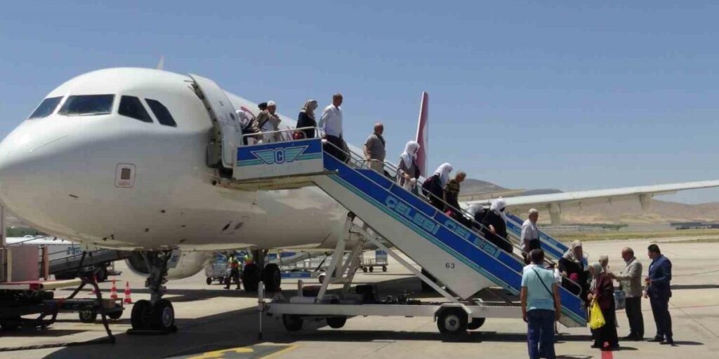 Malatyalı hacıların yurda dönüşü başladı