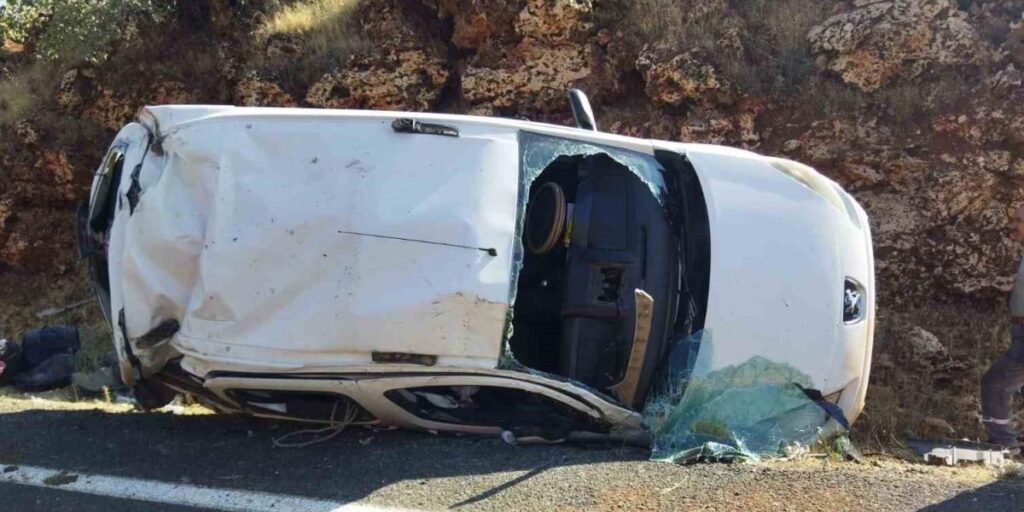 Mardin’de hafif ticari araç takla attı, 3 kişi yaralandı