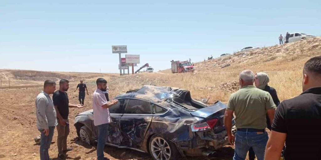 Midyat’ta virajı alamayan otomobil takla attı: 2 yaralı