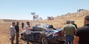 Midyat’ta virajı alamayan otomobil takla attı: 2 yaralı