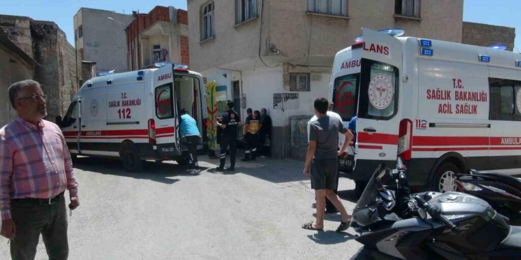 Motosiklet ile hafif ticari araç çarpıştı: 2 yaralı