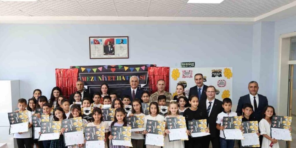 Muş’ta 104 bin öğrenci karne heyecanı yaşadı