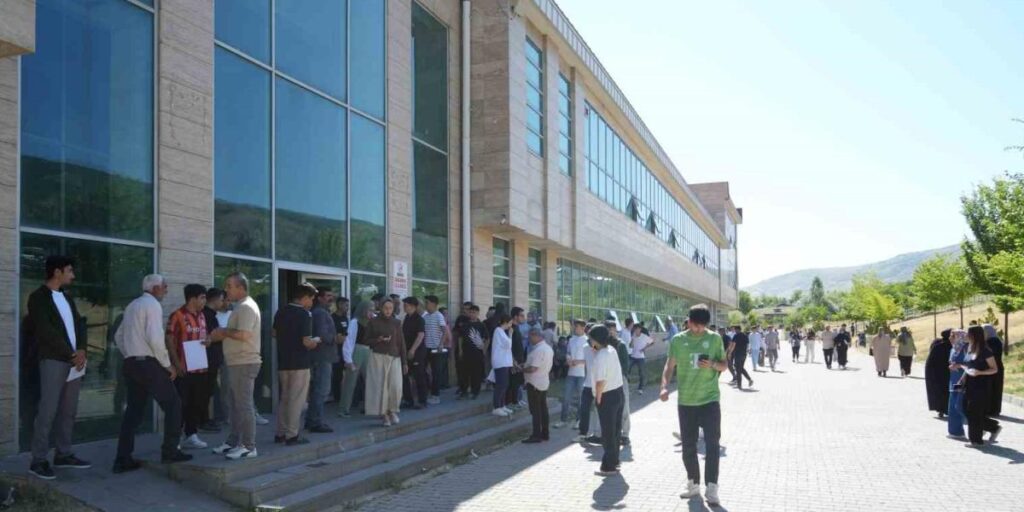 Muş’ta YKS’nin ikinci oturumu AYT başladı