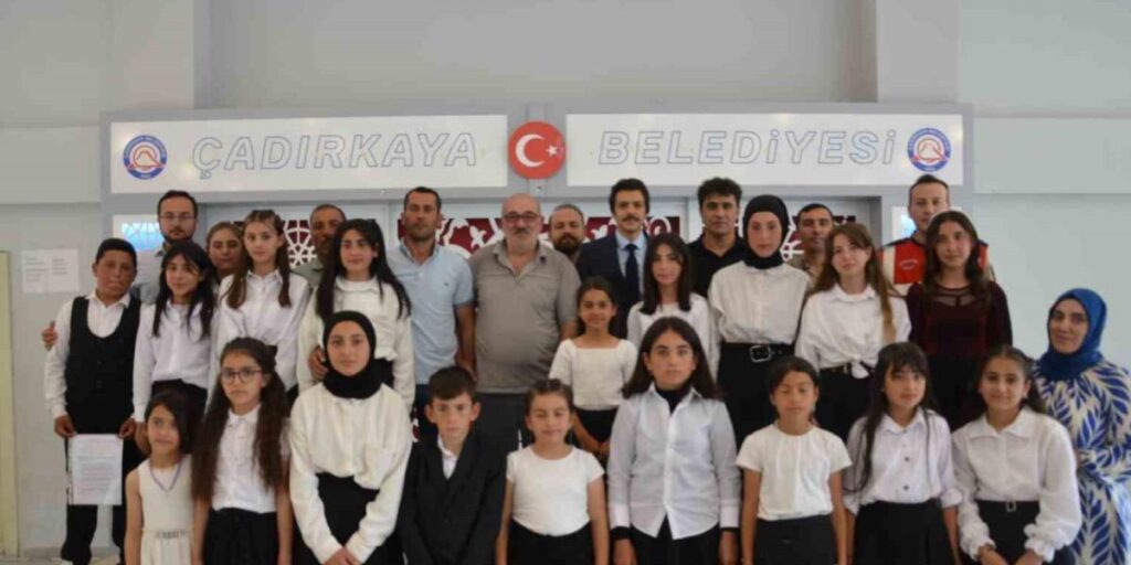 Ortaokul öğrencilerinden şiir programı