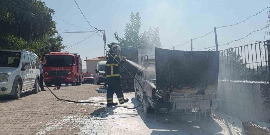 Park halindeki otomobil alev aldı