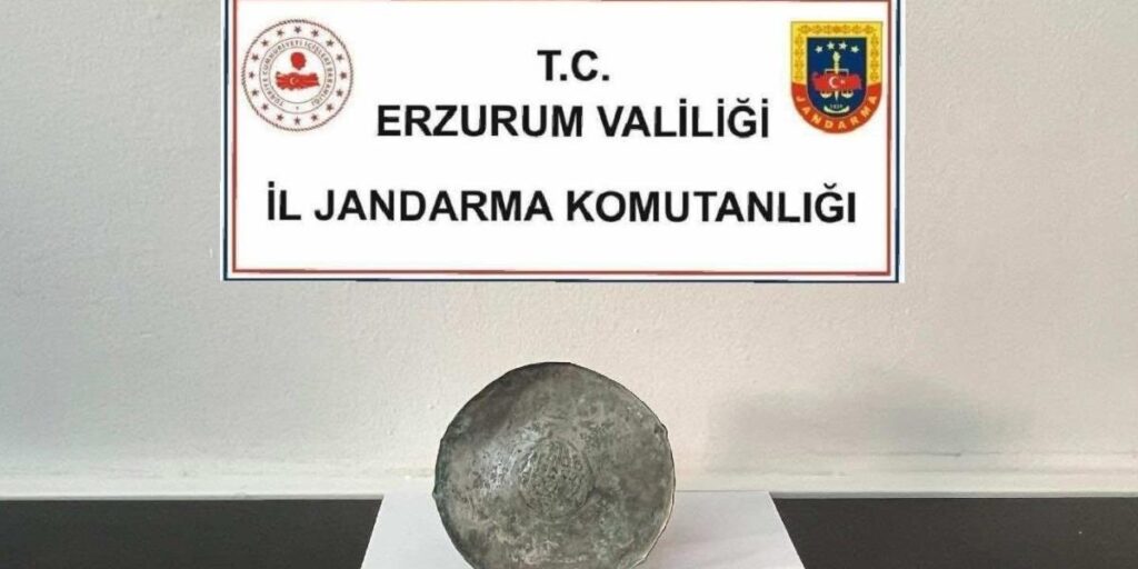 Piknikte bulduğu Bizans dönemi  bronz diski jandarmaya teslim etti