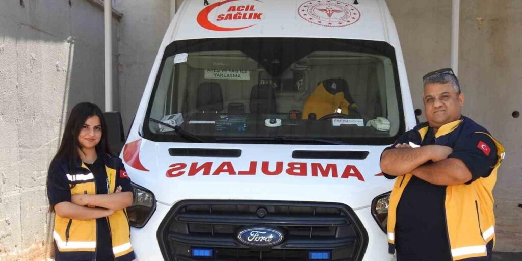 Sağlık çalışanı baba ve kızı birlikte hayat kurtarıyor