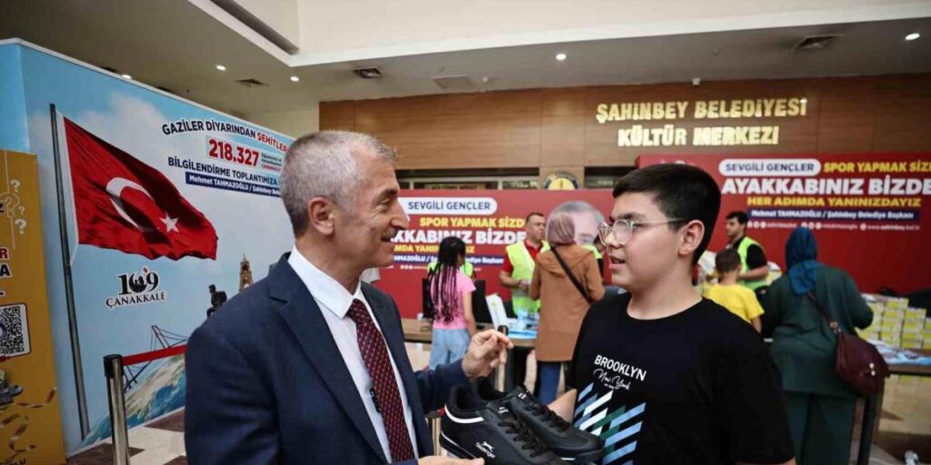 Şahinbey Belediyesi’nden öğrencilere 1 milyon 438 bin spor ayakkabısı hediye
