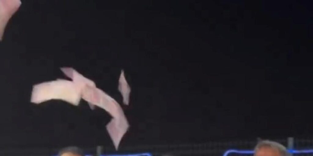 Şanlıurfa’da belediye başkanlarının düğünde para saçması tepki çekti