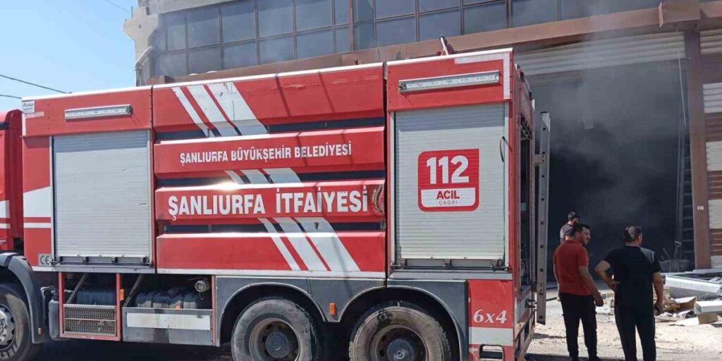 Şanlıurfa’da boya fabrikasında çıkan yangın kontrol altına alındı
