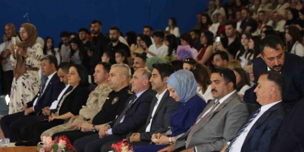 Sarıkamış Meslek Yüksekokulu’da mezuniyet coşkusu