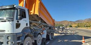 Siirt’te damperi açık kalan kamyon EDS direğine çarptı
