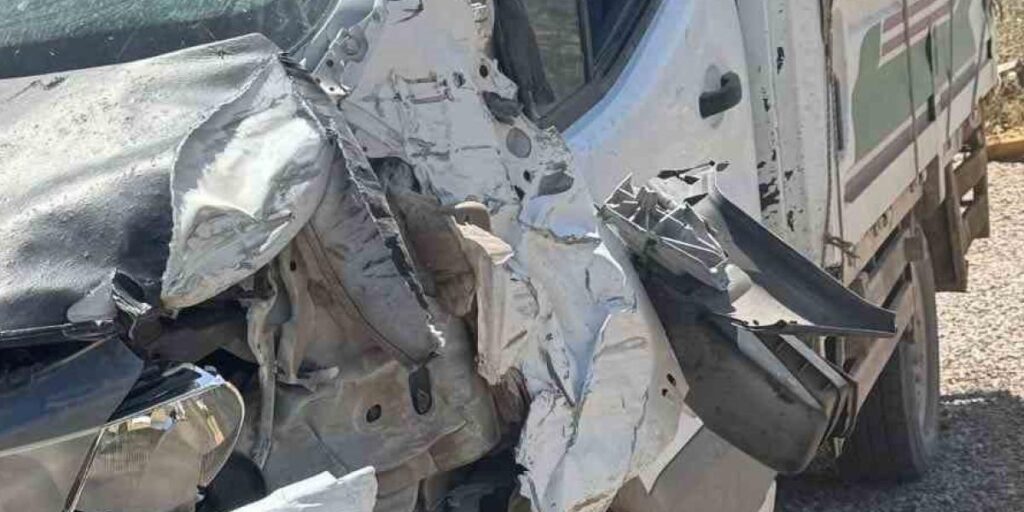 Siirt’te minibüs ile kamyonet çarpıştı: 1 yaralı