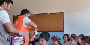 Siverek’te öğrencilere karne gününde dondurma ve kek ikram edildi