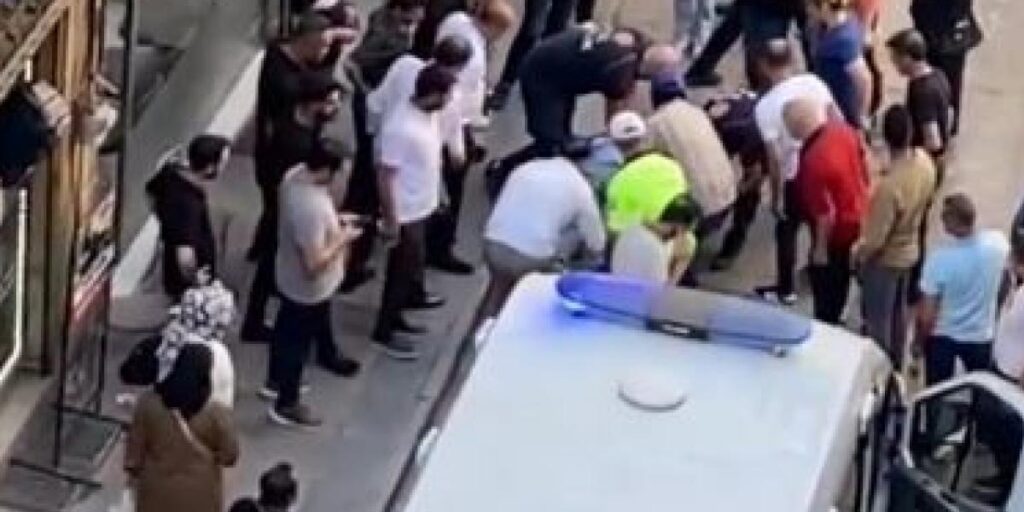 Sokak ortasında kalbi duran şahıs, vatandaşın kalp masajı ile hayata döndü