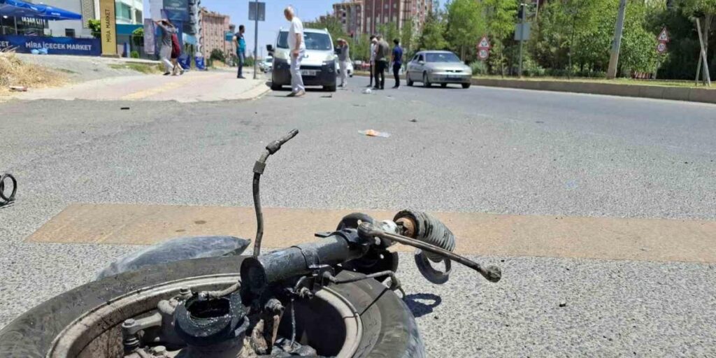 Sürücüsünün kontrolünden çıkan hafif ticari araç, park halindeki iki araca çarptı