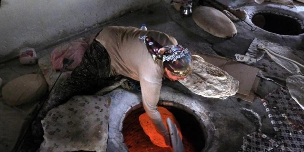 Tandır lavaşı 55 derecelik sıcak bir ortamda pişirilerek sofralardaki yerini korumaya devam ediyor