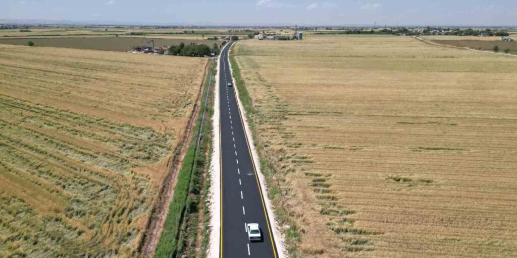 Tarihi ilçedeki yol ilk defa sıcak asfaltla buluştu