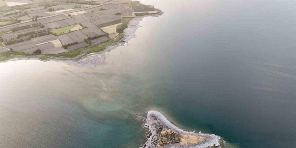 Tatvan sahilinde mikrobiyalit ve adacıklar ortaya çıktı