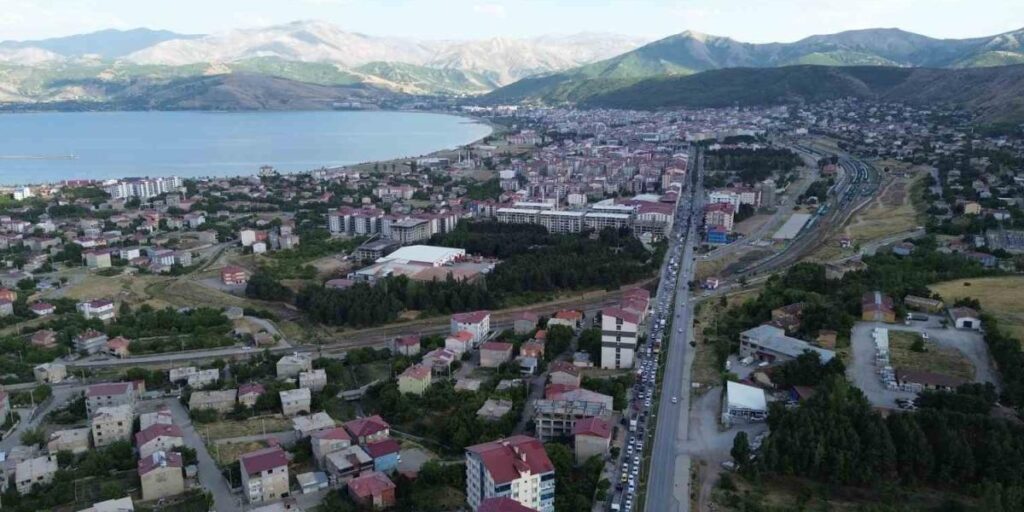 Tatvan’da kilometrelerce araç kuyruğu oluştu