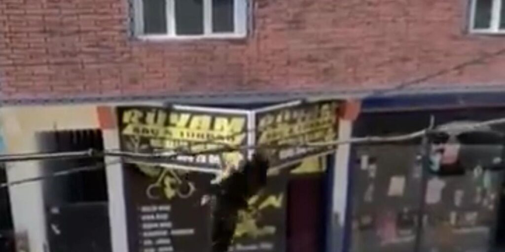 Tele takılan kuşu itfaiye kurtardı