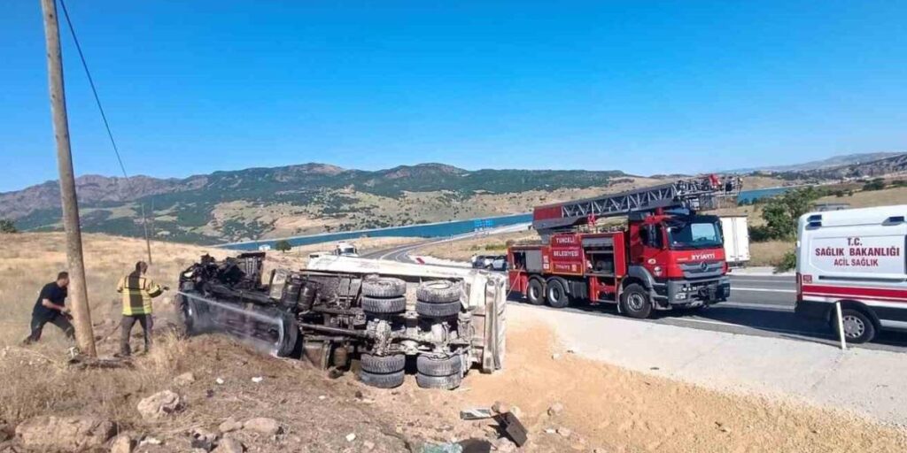 Tunceli’de kamyon devrildi, sürücü araçtan fırladı