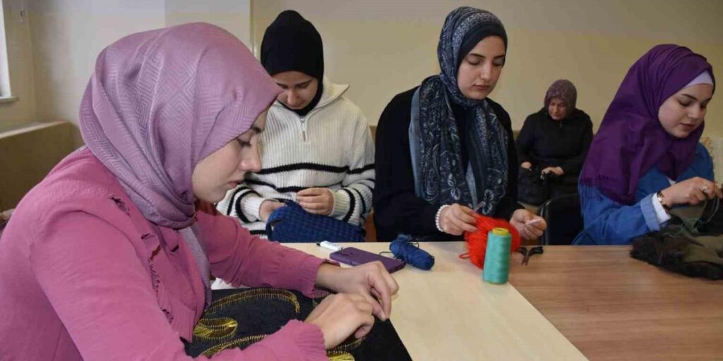 Üreten eller Hasan Celal Güzel Gençlik Merkezi’nde buluşuyor