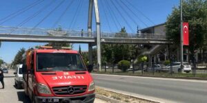 Üst geçidi kullanmayan şahıs demir korkulukta sıkıştı