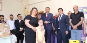 Vali Çelik, karne heyecanına ortak oldu