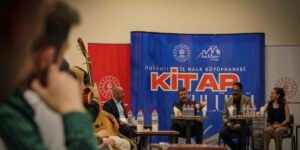 Vali Çelik, kütüphanede gençlerle bir araya geldi