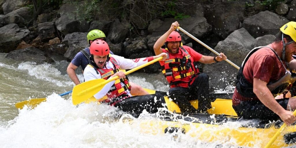 Vali Mustafa Çiftçi bu defa coşkun sularda rafting yaptı