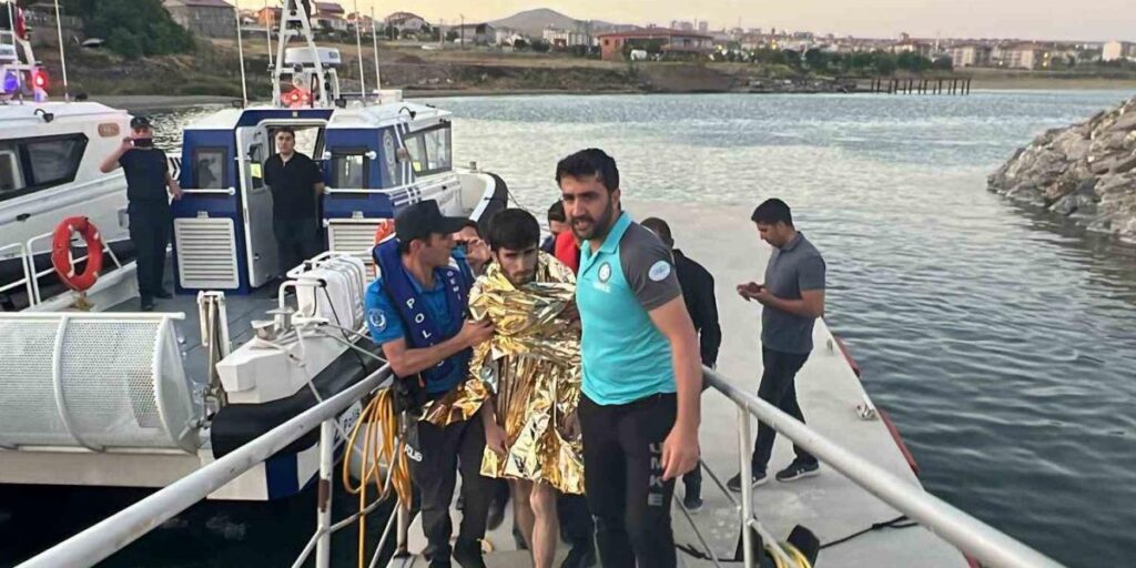 Van Gölü’nde akıntıya kapılan genç kurtarıldı