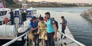 Van Gölü’nde akıntıya kapılan genç kurtarıldı