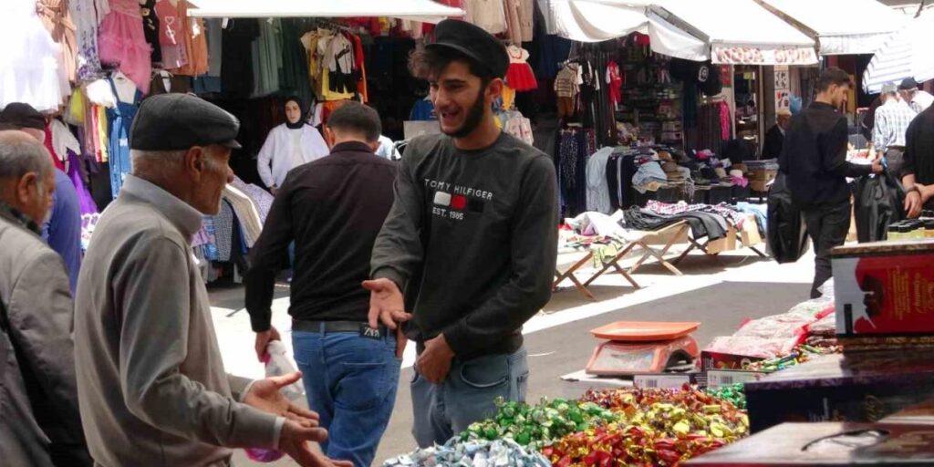 Van’da bayram telaşı başladı: Çarşı ve pazarda renkli görüntüler