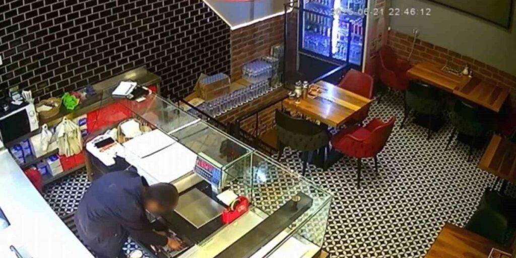 Van’da börekçide hırsızlık kameraya yansıdı